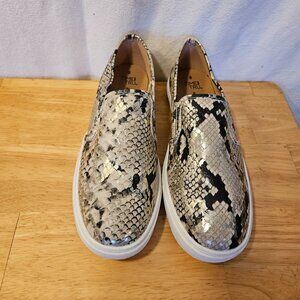 Women's Time and True Slip On Shoes.  Size 8.  -- ITEM #1962